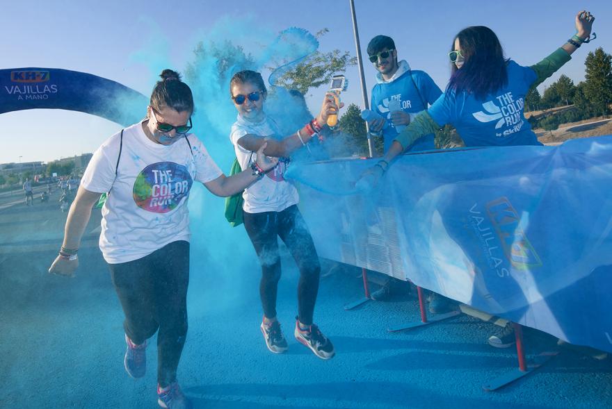 Carrera Color Run - Imagen participantes en la carrera con nubes de polvo de color azul.