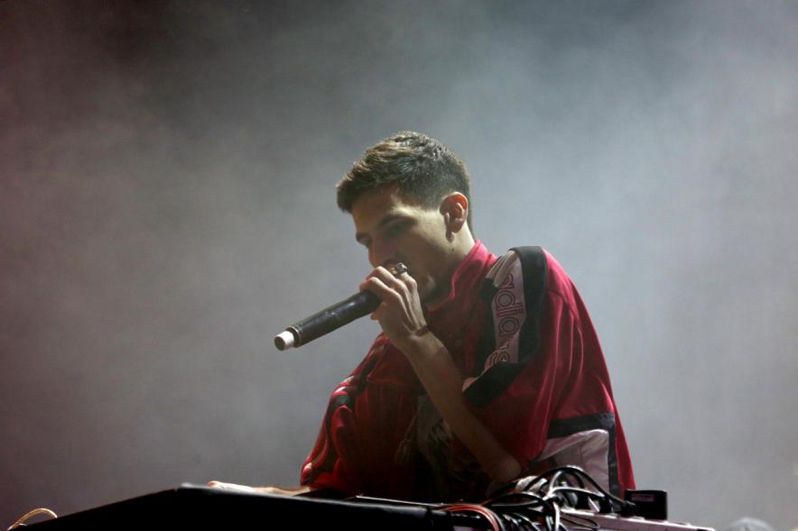DJ con micro en la mano