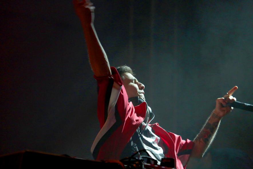 Dj dándolo todo durante la actuación