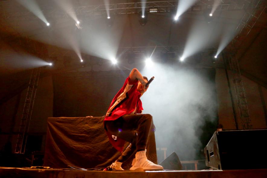 Dj en plena actuación