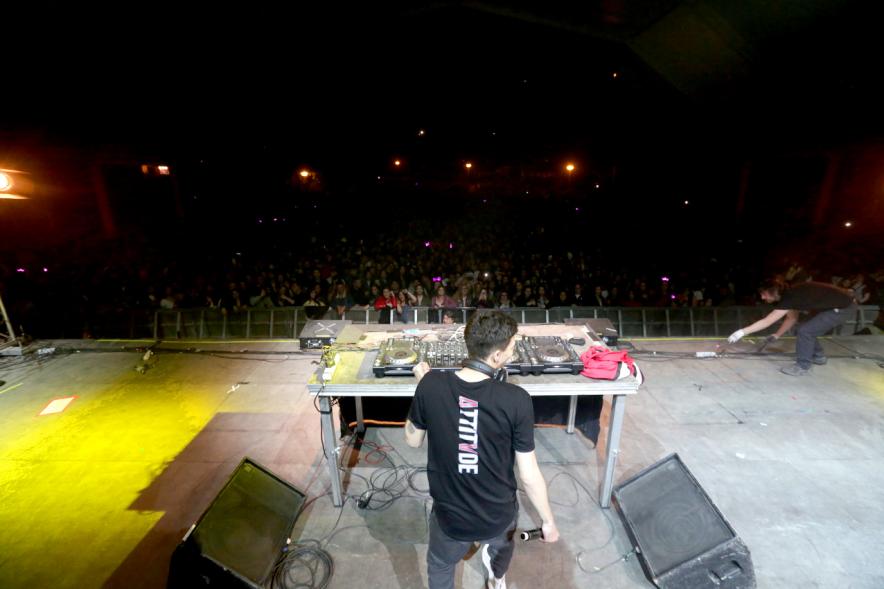 DJ en el escenario