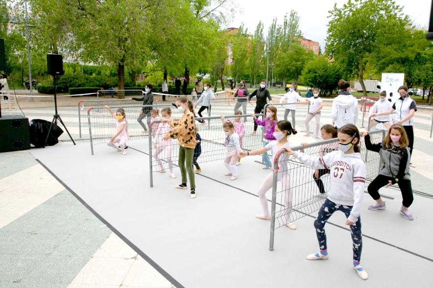 Bailarinas en el Espectáculo de Danza en el Arroyo de la Vega