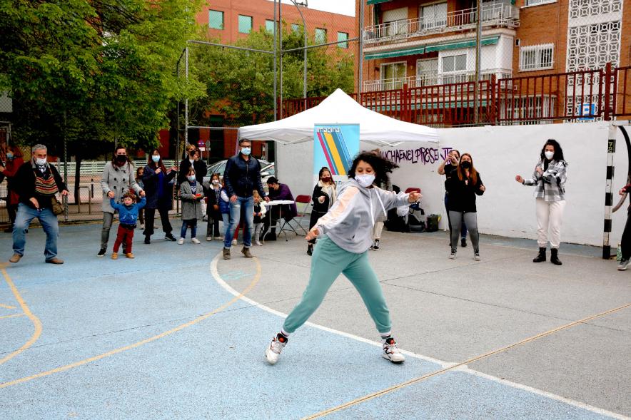 Taller de Baile Alcobendas en Danza en Imagina - Imagen de un momento de una  bailarina impartiendo el curso.