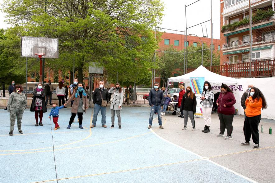 Taller de Baile Alcobendas en Danza en Imagina - Imagen de las personas que se han reunido para hacer la actividad, entre las cuales podemos distinguir al alcalde Rafael Sánchez Acera.