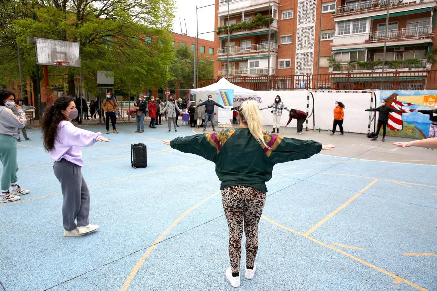 Taller de Baile Alcobendas en Danza en Imagina - Imagen de personas siguiendo el curso.