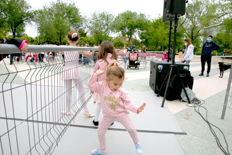 Niñas participantes en el Espectáculo de Danza en el Arroyo de la Vega 