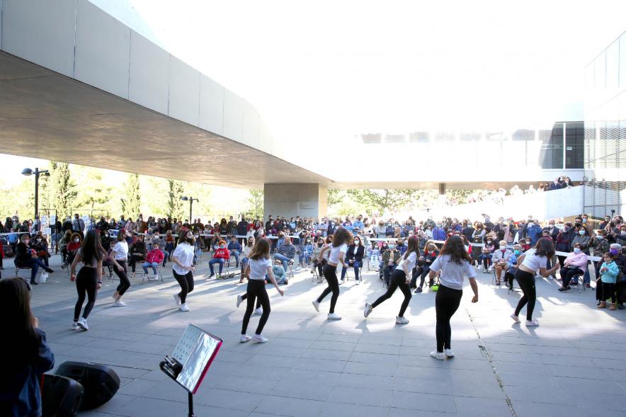 Vista general de la banda musical, grupo de baile y espectadores. Festival de Danza en el Espacio Miguel Delibes - 2021