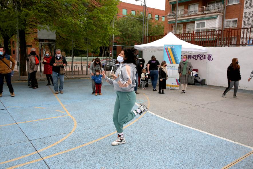 Taller de Baile Alcobendas en Danza en Imagina - Imagen de un momento de una  bailarina impartiendo el curso.