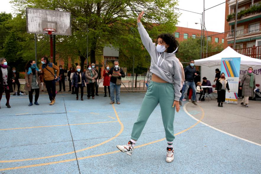Taller de Baile Alcobendas en Danza en Imagina - Imagen de un momento de una  bailarina impartiendo el curso.