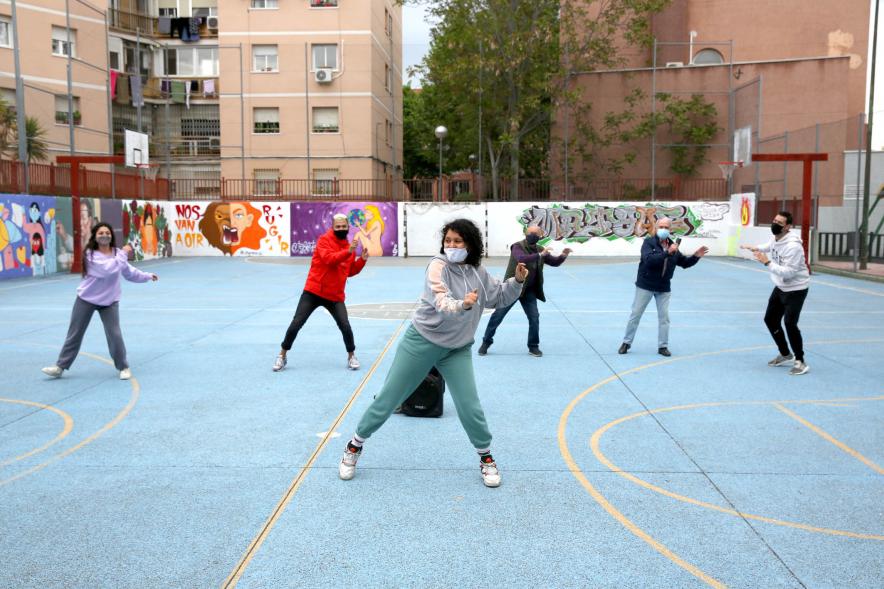 Taller de Baile Alcobendas en Danza en Imagina - Imagen de la bailarina y las personas que siguen la clase bailando.