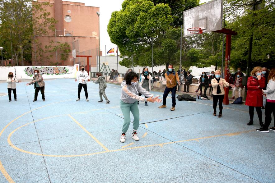 Taller de Baile Alcobendas en Danza en Imagina - Imagen de la bailarina y las personas que siguen la clase bailando.