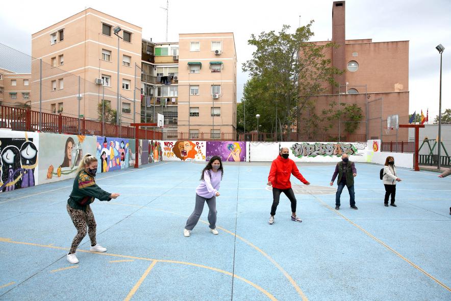 Taller de Baile Alcobendas en Danza en Imagina - Imagen de personas siguiendo las clases de baile.
