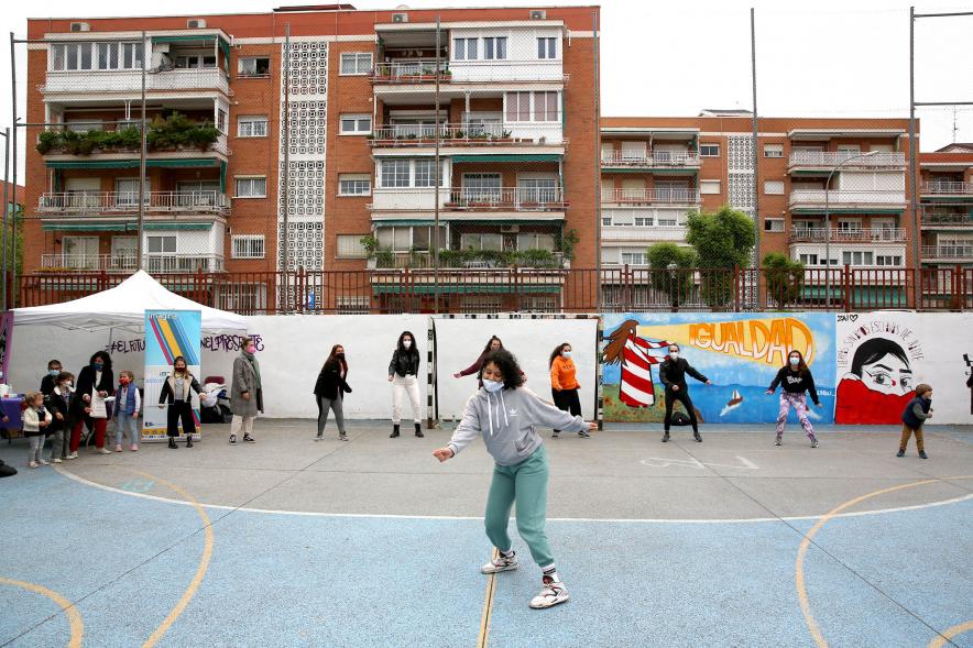 Taller de Baile Alcobendas en Danza en Imagina - Imagen de la bailarina y las personas que siguen la clase bailando.