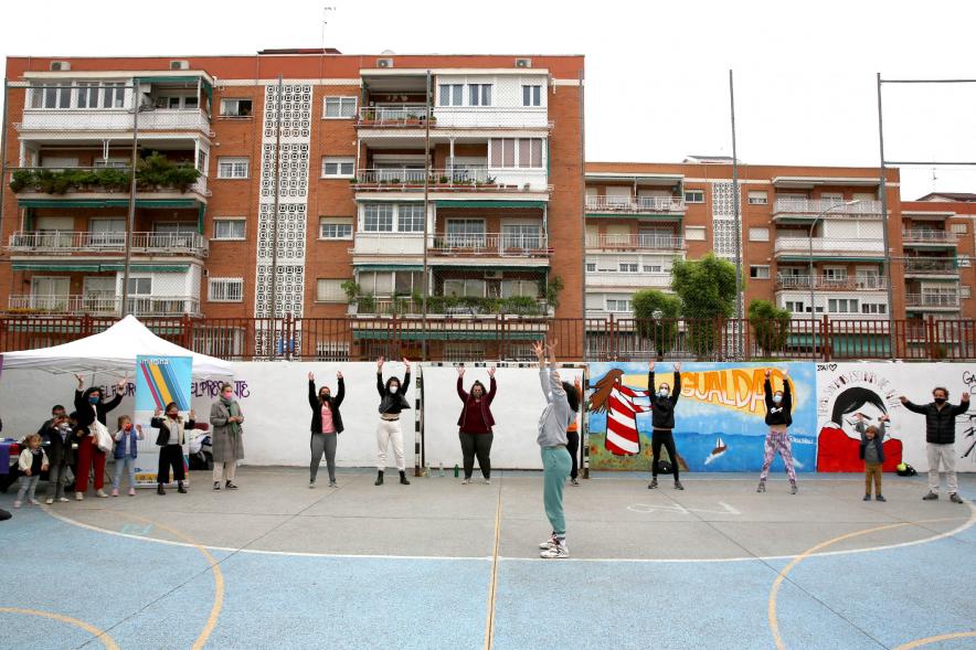 Taller de Baile Alcobendas en Danza en Imagina - Imagen de la bailarina y las personas que siguen la clase bailando.