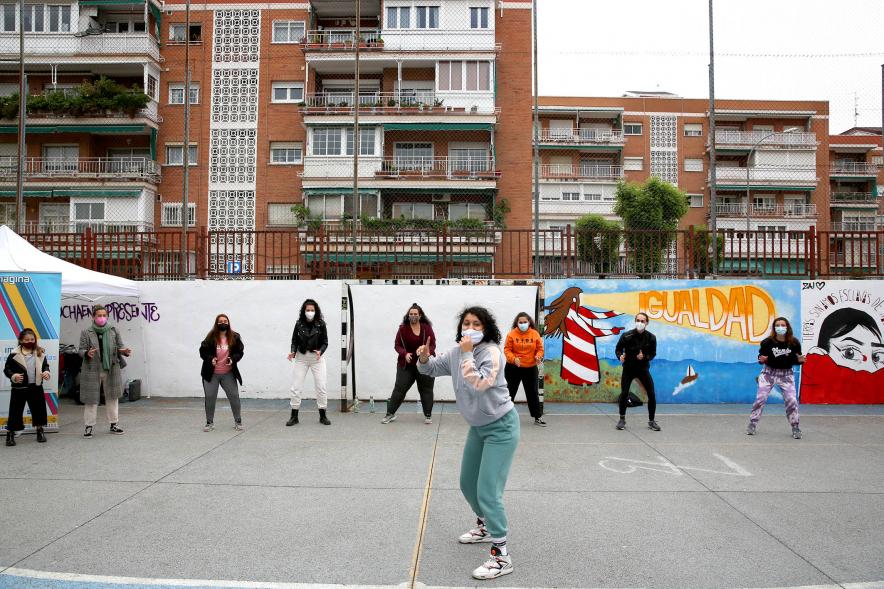 Taller de Baile Alcobendas en Danza en Imagina - Imagen de la bailarina y las personas que siguen la clase bailando.