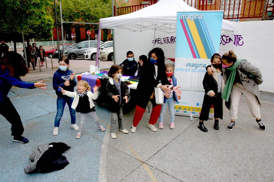 Taller de Baile Alcobendas en Danza en Imagina - Imagen de mayores y niños siguiendo las clases de baile.