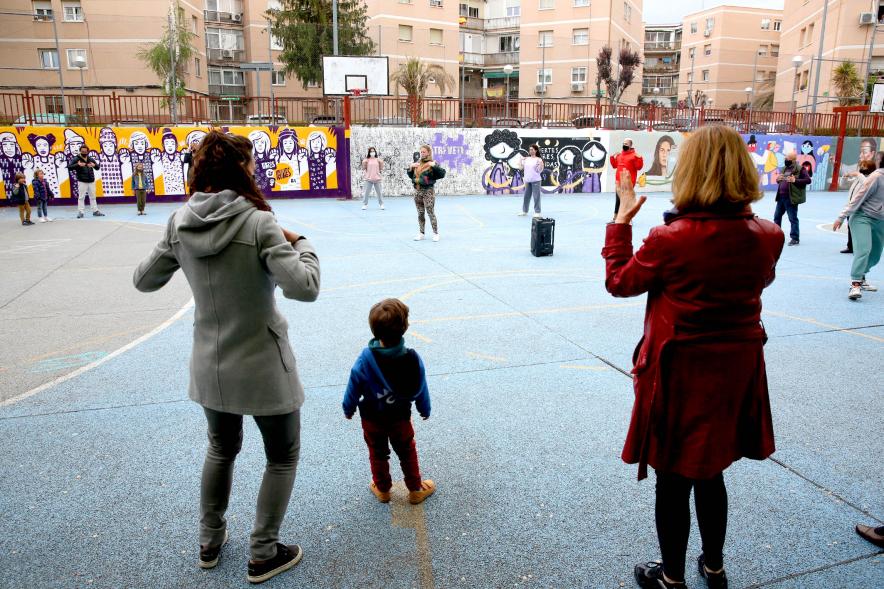 Taller de Baile Alcobendas en Danza en Imagina - Imagen de mayores y niños siguiendo las clases de baile.