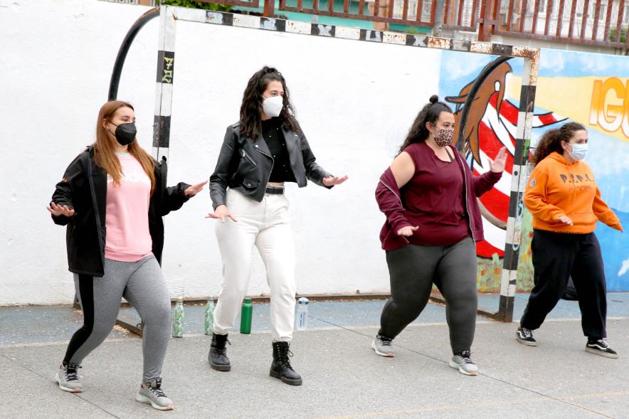 Taller de Baile Alcobendas en Danza en Imagina - Imagen de personas siguiendo las clases de baile.