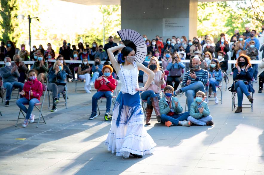 primer plano de la bailarina y publico. mFestival de Danza en el Espacio Miguel Delibes -2021