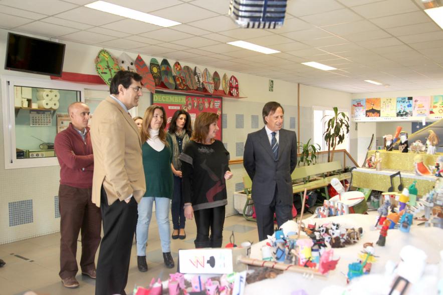 delegación municipal observando el Belén
