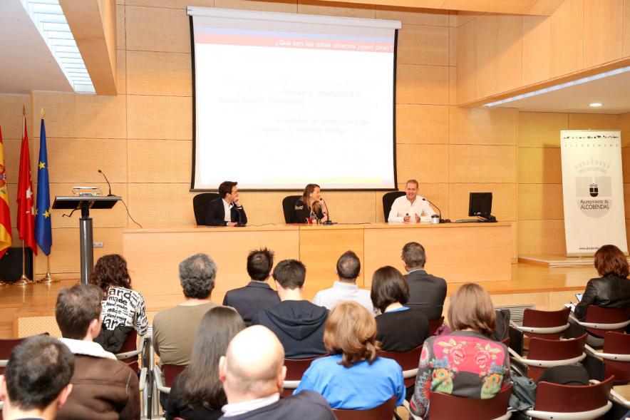 Ponentes charlan durante el evento