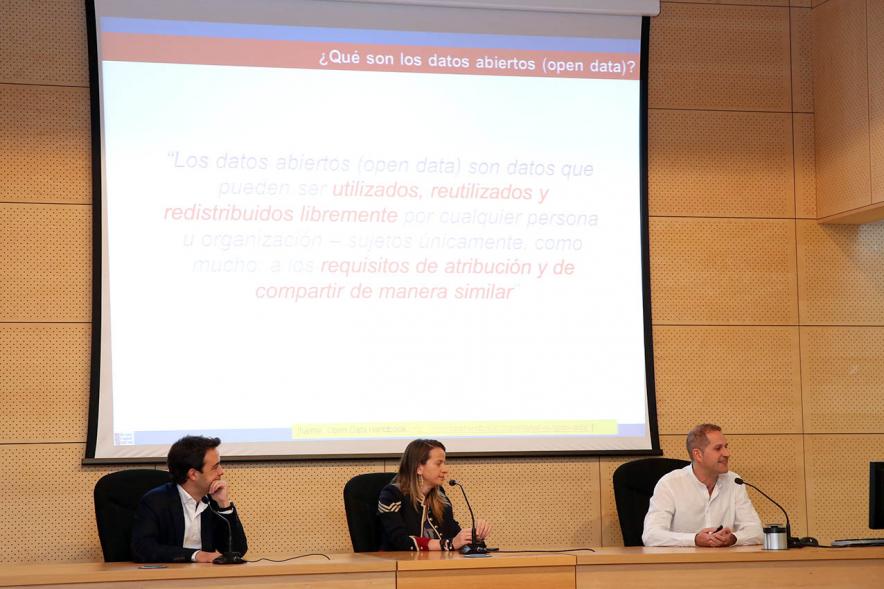 Ponentes durante la charla