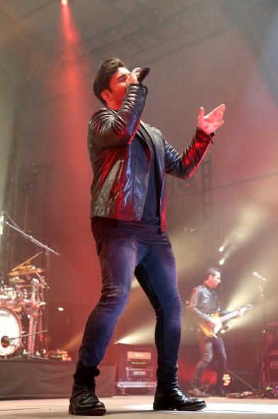 Bustamante cantando