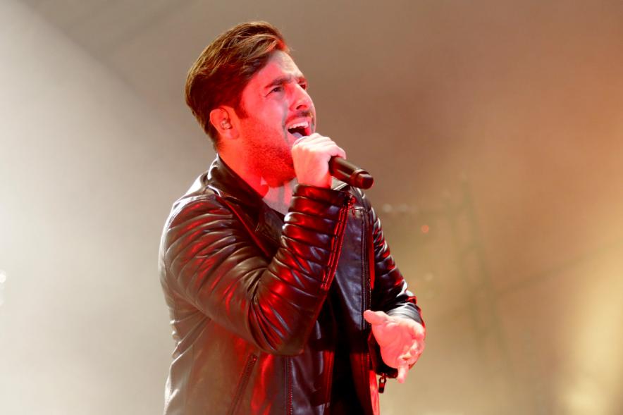 Bustamante cantando