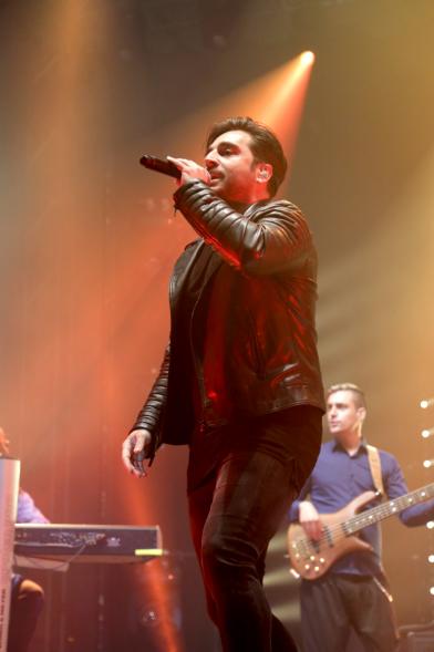 Bustamante cantando