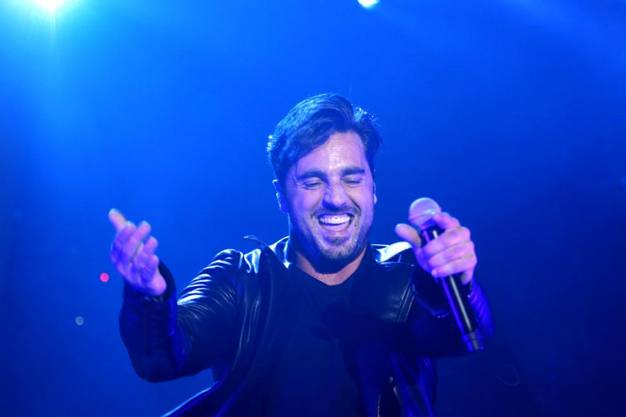 Bustamante cantando