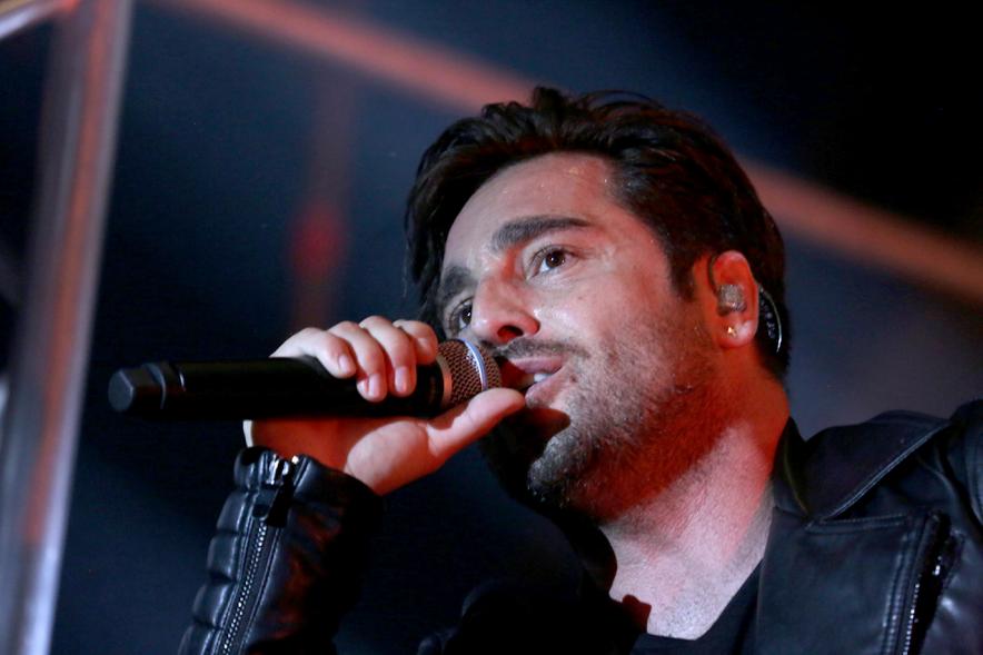 Bustamante cantando