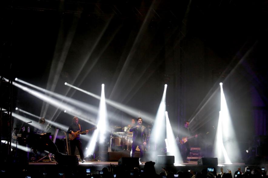 Luces en el escenario durante la actuación