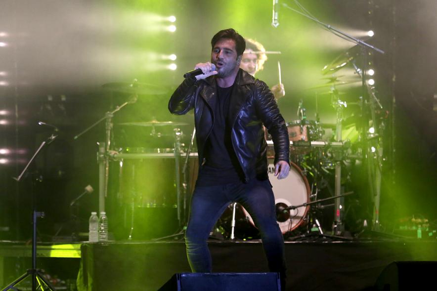 Bustamante cantando