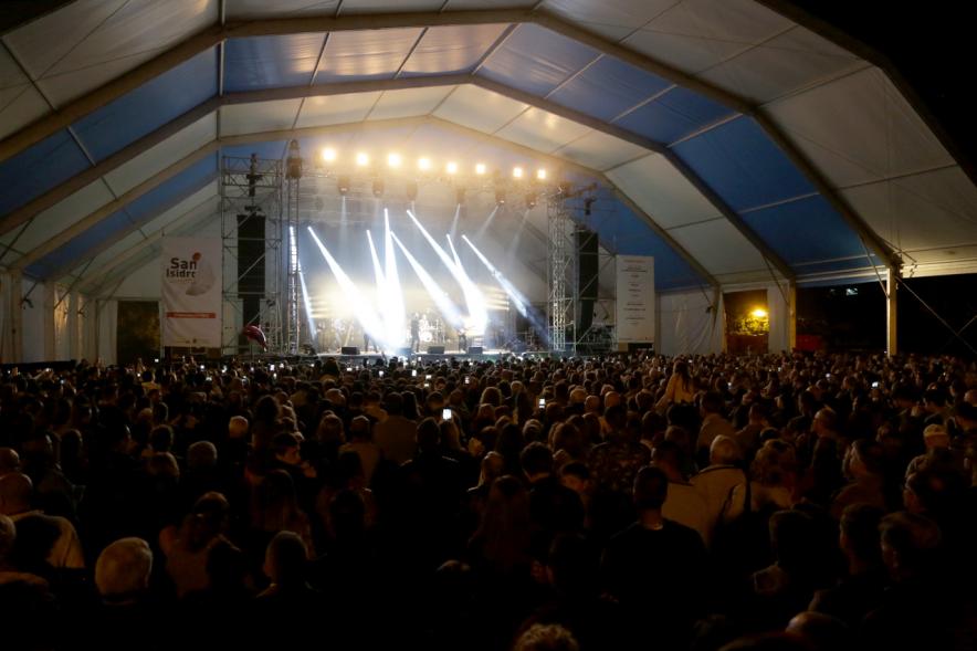 Evento visto desde el fondo de la sala