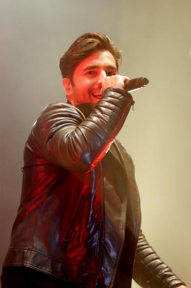 Bustamante cantando