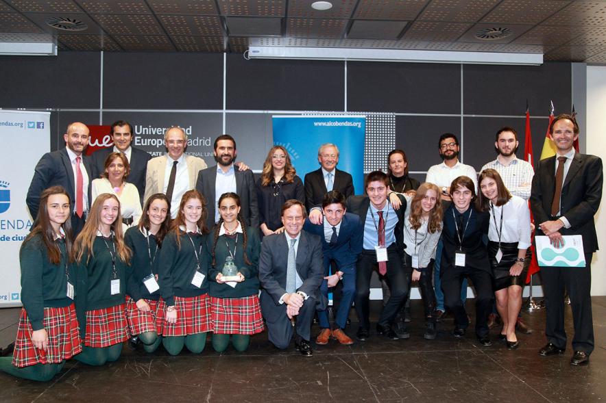 Primer Concurso de Debate Alcobendas - Universidad Europea de Madrid - Grupal de autoridades con los ganadores.