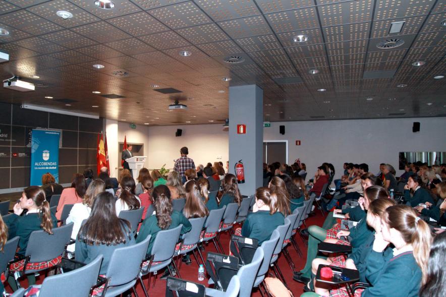 Primer Concurso de Debate Alcobendas - Universidad Europea de Madrid - Panorámica de los participantes.