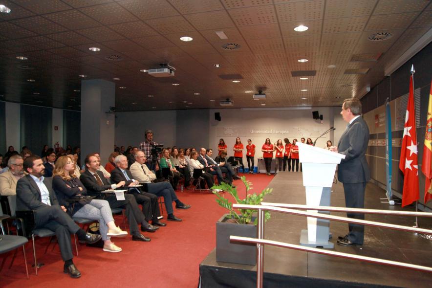 Primer Concurso de Debate Alcobendas - Universidad Europea de Madrid - El alcalde  hablando.