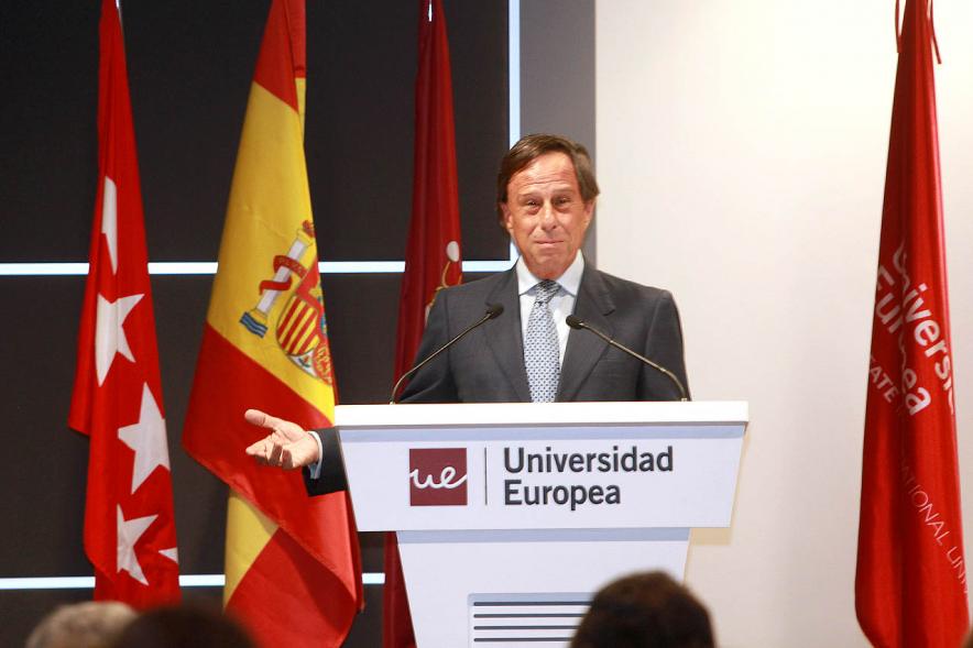 Primer Concurso de Debate Alcobendas - Universidad Europea de Madrid -  El alcalde  hablando.