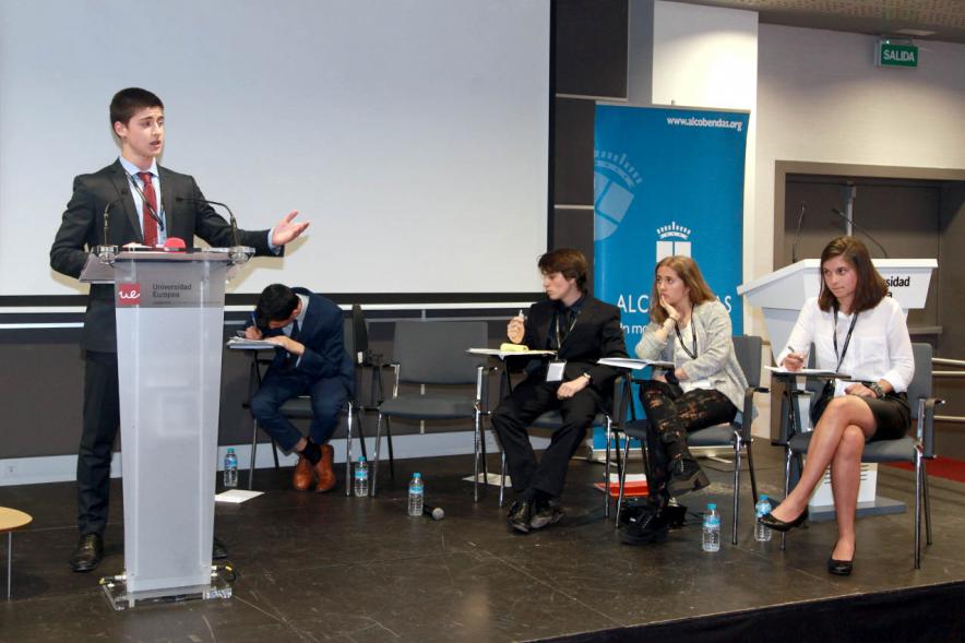 Primer Concurso de Debate Alcobendas - Universidad Europea de Madrid - Joven partipando.