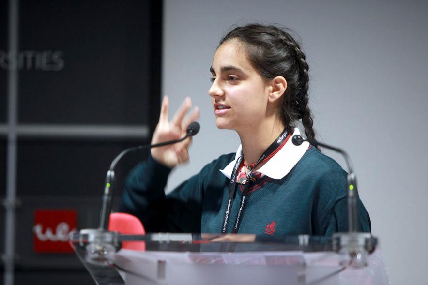 Primer Concurso de Debate Alcobendas - Universidad Europea de Madrid -  Una alumna debatiendo.