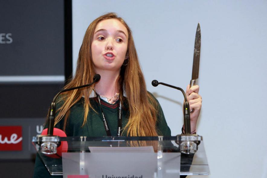 Primer Concurso de Debate Alcobendas - Universidad Europea de Madrid -  Alumna en el atril.