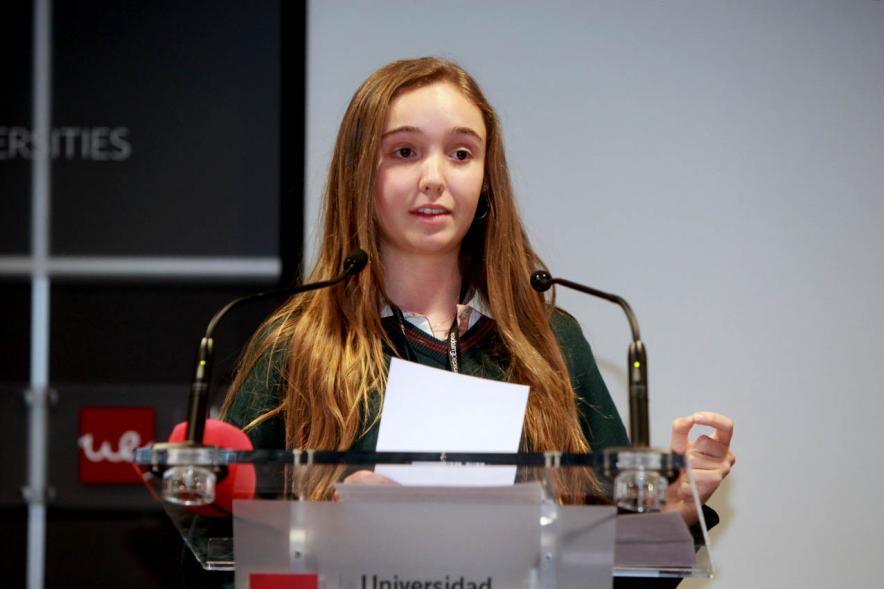 Primer Concurso de Debate Alcobendas - Universidad Europea de Madrid - Alumna en el atril.