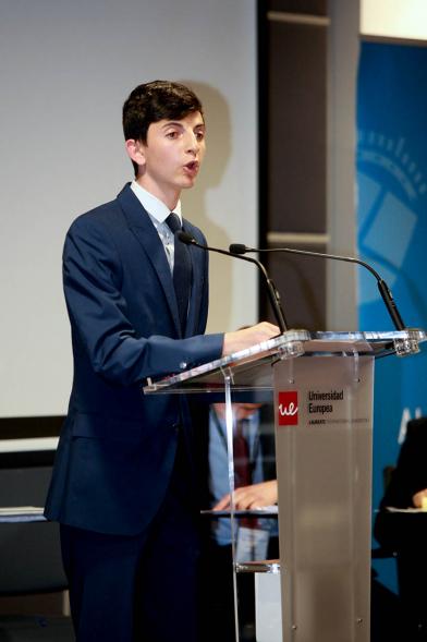 Primer Concurso de Debate Alcobendas - Universidad Europea de Madrid - Un alumno debatiendo.