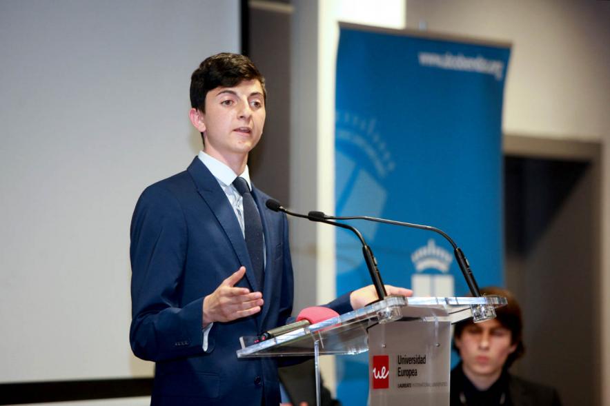 Primer Concurso de Debate Alcobendas - Universidad Europea de Madrid - Panorámica de los participantes y asistente 