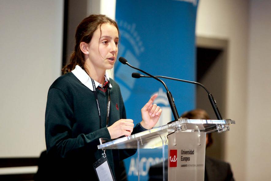 Primer Concurso de Debate Alcobendas - Universidad Europea de Madrid -Una alumna debatiendo.