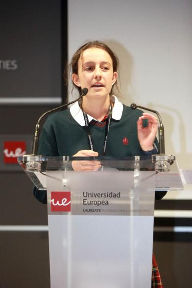 Primer Concurso de Debate Alcobendas - Universidad Europea de Madrid - Alumna en el atril.