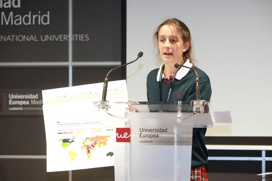 Primer Concurso de Debate Alcobendas - Universidad Europea de Madrid - Alumna en el atril.