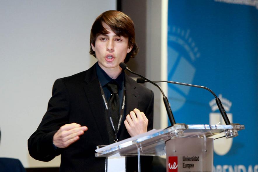Primer Concurso de Debate Alcobendas - Universidad Europea de Madrid - Un alumno debatiendo.