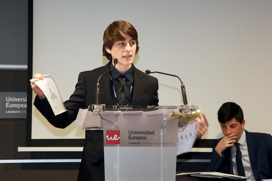 Primer Concurso de Debate Alcobendas - Universidad Europea de Madrid - Un alumno debatiendo.